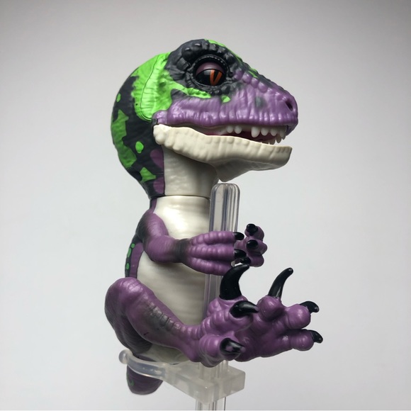 Fingerlings Interactive Untamed Raptor Razor (Purple) by WowWee - Picture 4 of 5